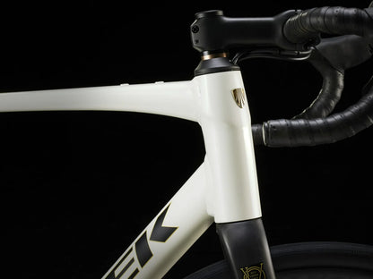 Bicicleta ruta Trek Domane AL4 Gen 4 Blanca